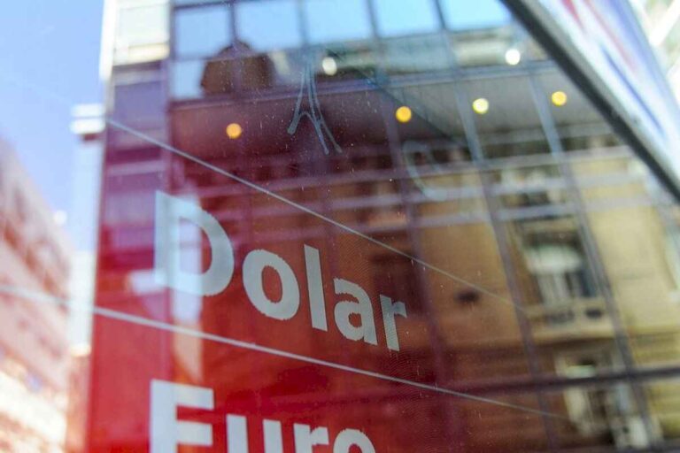 los-dolares-siguen-a-la-baja-y-la-especulacion-es-cuando-rebotan