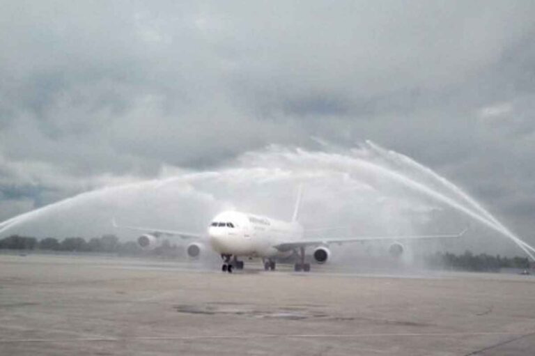 el-extrano-motivo-por-el-que-se-rocia-con-agua-a-los-aviones-cuando-aterrizan