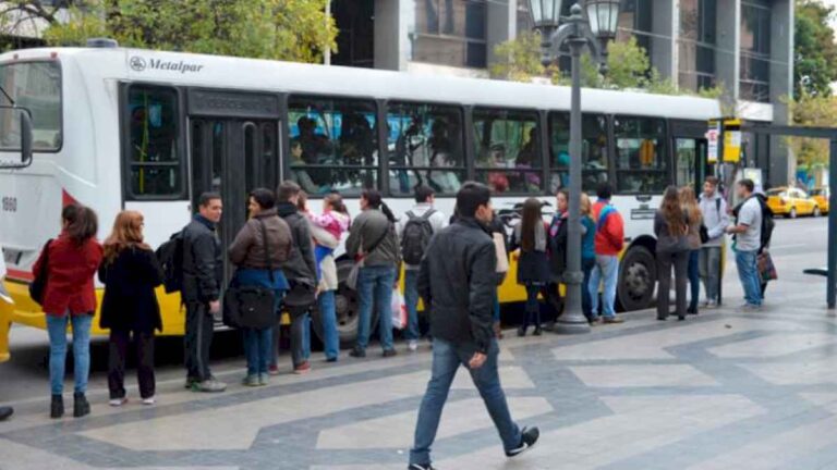 quienes-adhieren-al-paro-de-colectivos-y-hasta-que-hora-no-funcionan-hoy