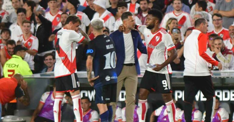 los-primeros-silbidos-a-demichelis-en-el-monumental-se-olvidaron-con-los-goles-de-borja-para-river-ante-independiente-rivadavia