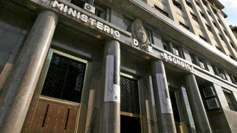 escandalo-de-los-seguros:-operativos-en-45-organismos-estatales-en-la-causa-que-salpica-a-alberto-fernandez