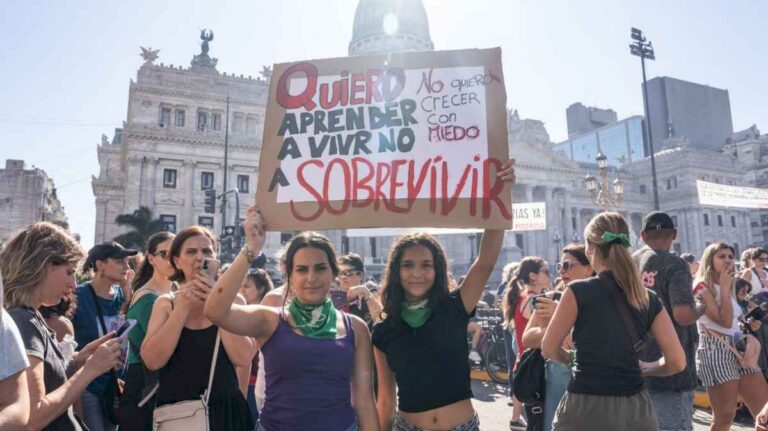 masiva-marcha-de-mujeres-al-congreso-por-el-8m:-enfrentamos-una-verdadera-emergencia-en-violencia-de-genero