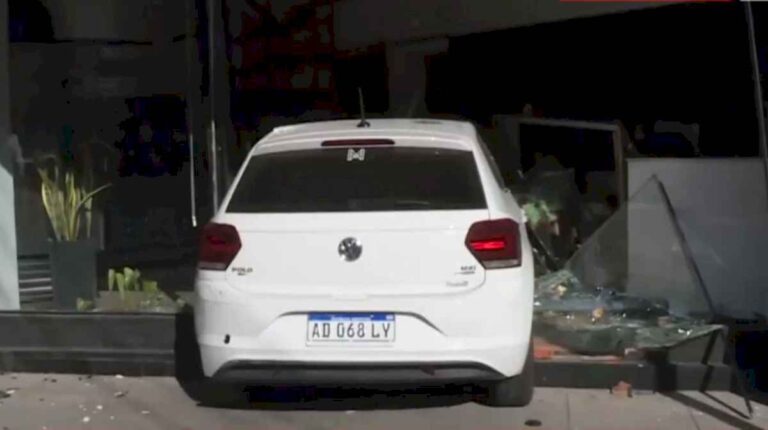 un-joven-alcoholizado-cruzo-en-rojo,-choco-contra-otro-auto-y-se-incrusto-en-una-panaderia-en-saavedra