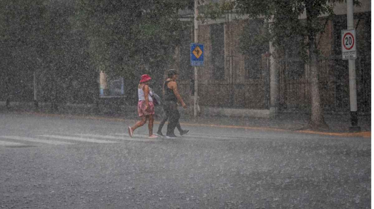 alerta-naranja-por-tormentas-fuertes-en-buenos-aires,-caba-y-dos-provincias:-cuales-son-las-zonas-afectadas