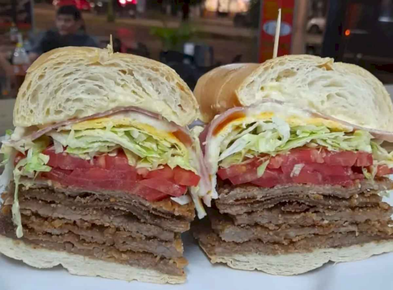 tucuman:-un-local-ofrecia-sandwiches-de-milanesa-a-$1,50,-se-desbordo-de-gente-y-termino-de-la-peor-manera