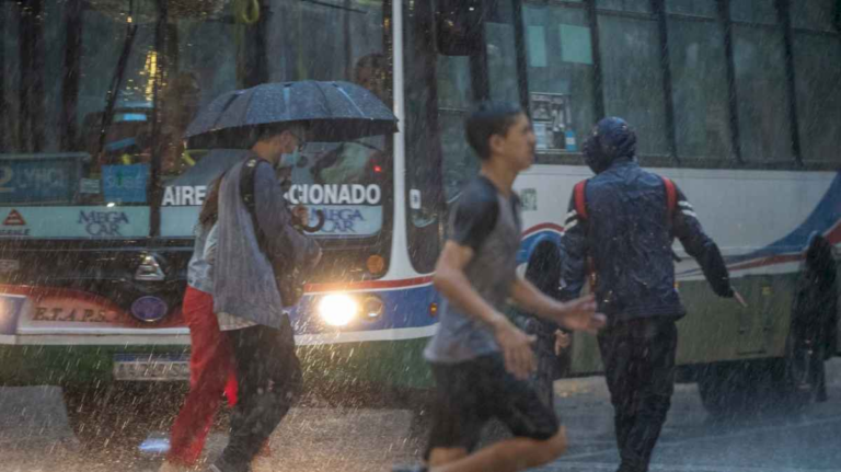 diluvia-en-buenos-aires:-hay-alerta-naranja-por-posible-caida-de-granizo