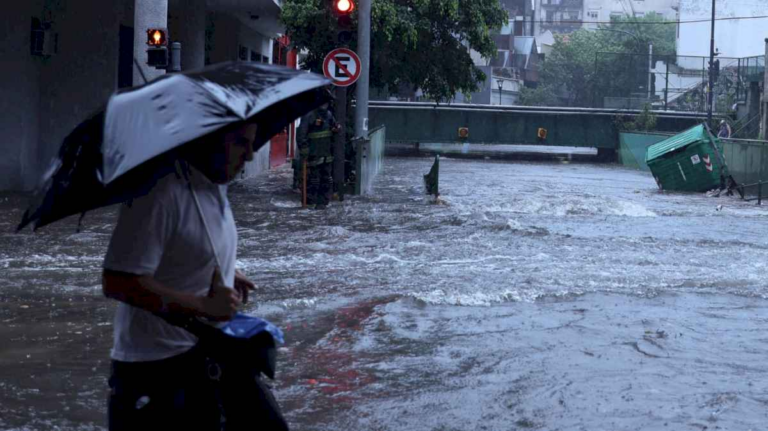 diluvia-en-el-amba:-alerta-por-granizo,-calles-anegadas,-destrozos-y-vuelos-demorados