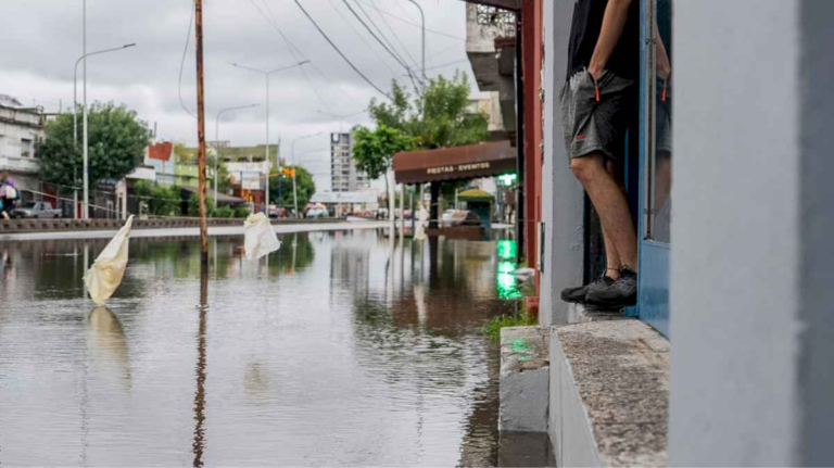 alerta-roja-por-tormentas-fuertes:-se-espera-caida-de-granizo-y-el-gobierno-recomendo-no-salir-a-la-calle