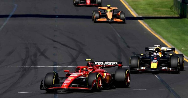 formula-1-en-australia:-carlos-sainz-aprovecho-el-abandono-de-max-verstappen-y-se-impuso-con-ferrari