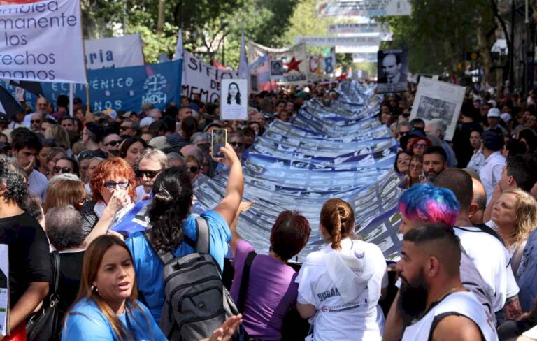 las-imagenes-de-la-marcha-por-el-24-de-marzo-en-plaza-de-mayo