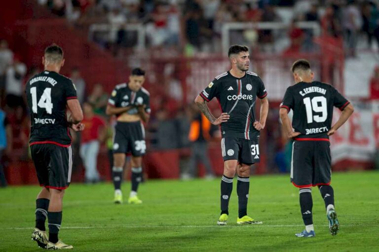 river-perdio-con-huracan-y-se-compro-un-problema-en-la-copa-de-la-liga,-justo-cuando-empieza-la-libertadores