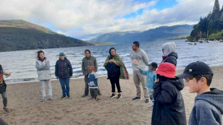 una-escuela-de-san-martin-de-los-andes-da-clases-en-la-playa-de-un-lago-porque-no-le-dan-el-edificio-nuevo