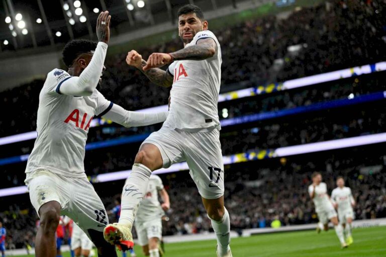 cuti-romero-convirtio-de-cabeza-a-diez-minutos-del-final-y-le-dio-alivio-a-tottenham-en-la-premier-league