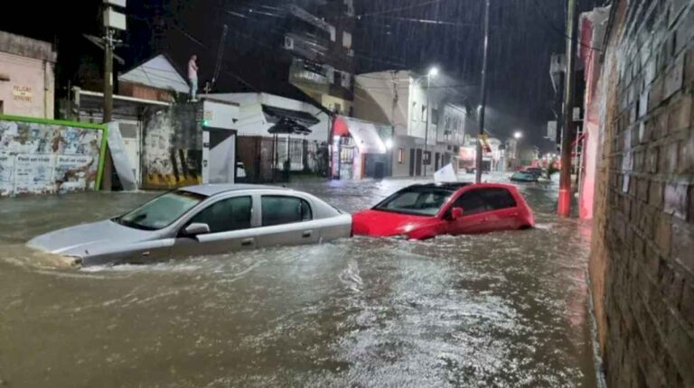 feroz-temporal-en-corrientes:-las-imagenes-mas-impactantes-de-casas-tapadas-de-agua-y-cientos-de-evacuados