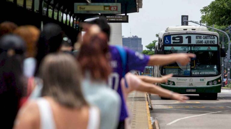 cuales-son-los-colectivos-que-funcionan-durante-el-paro-de-este-martes-y-en-donde-circulan