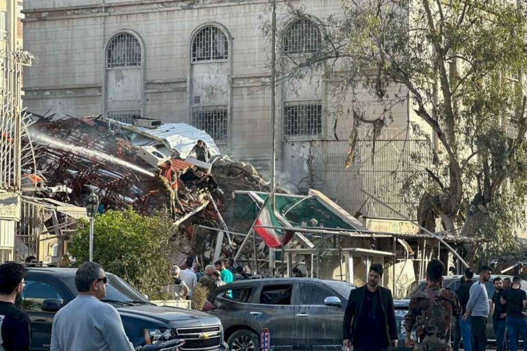 un-presunto-bombardeo-israeli-destruye-el-consulado-de-iran-en-damasco