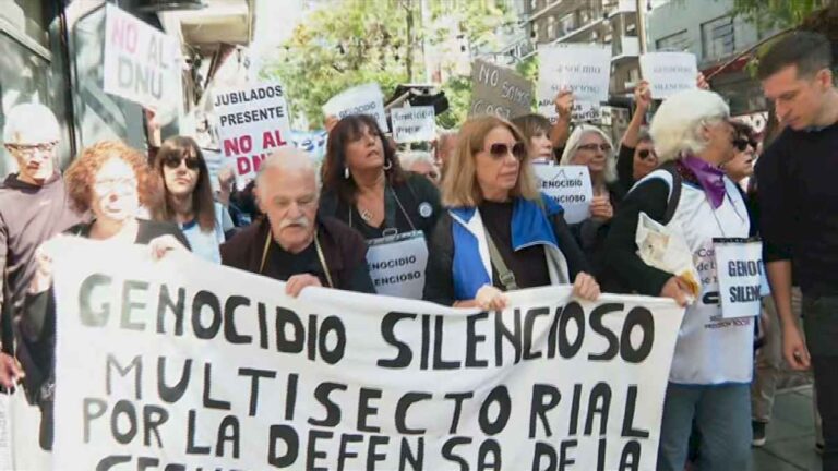 en-medio-del-paro-nacional-de-ctera,-los-docentes-marchan-al-congreso