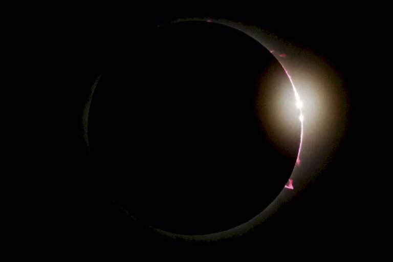 eclipse-solar-total-2024,-en-vivo:-el-fenomeno-alcanzo-la-totalidad-en-mexico-y-eeuu.-y-ya-se-ve-en-canada