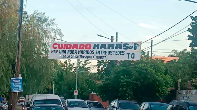 cuidado-mamas,-hay-una-roba-maridos:-el-curioso-pasacalles-que-aparecio-colgado-en-un-colegio