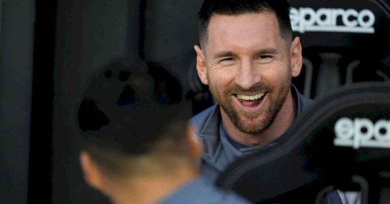 messi-llego-a-mexico-para-jugar-contra-monterrey-y-reunio-a-una-multitud:-la-bandera-dedicada-al-10