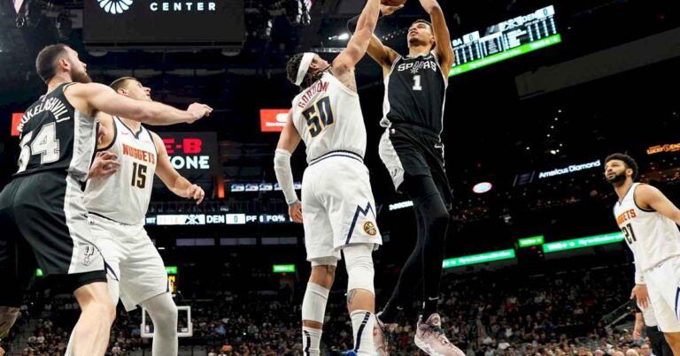 se-definen-los-cruces-de-playoffs-de-la-nba:-san-antonio-bajo-a-los-nuggets-de-jokic-y-todo-se-resolvera-en-la-ultima-jornada