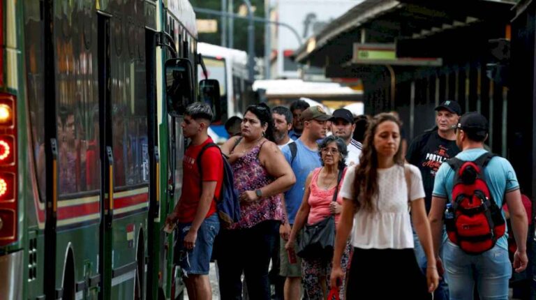 sigue-la-alerta-por-un-paro-de-colectivos-en-el-amba:-nueva-fecha-para-destrabar-el-conflicto-de-la-uta