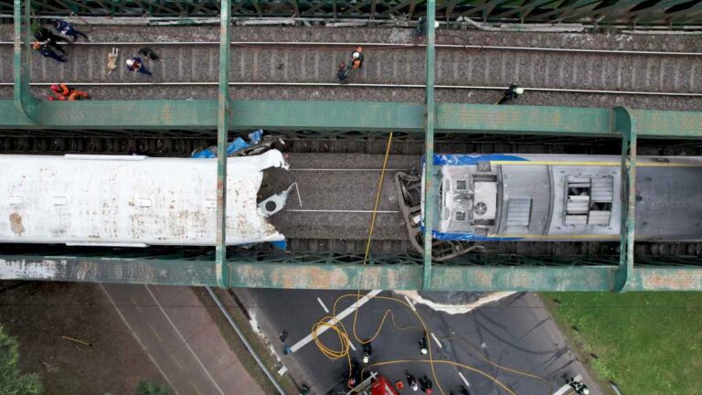 empezaron-las-tareas-para-retirar-los-trenes-que-chocaron-en-palermo