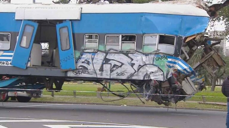 video:-asi-retiraron-de-las-vias-la-locomotora-con-la-que-choco-el-tren-de-la-linea-san-martin-en-palermo