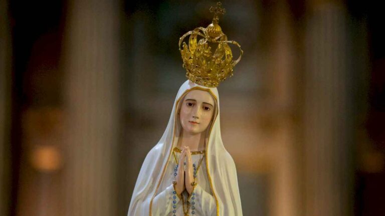 dia-de-la-virgen-de-fatima:-por-que-se-conmemora-y-la-oracion-para-casos-desesperados-y-urgentes