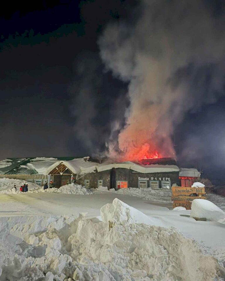 por-el-fuerte-temporal,-se-incendio-la-unica-escuela-de-caviahue-y-285-alumnos-estaran-sin-clases-un-mes