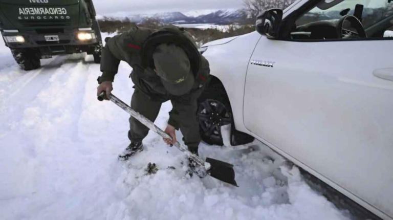 alerta-roja-por-frio-extremo-en-santa-cruz:-rios-congelados-y-ovejas-enterradas-en-la-nieve