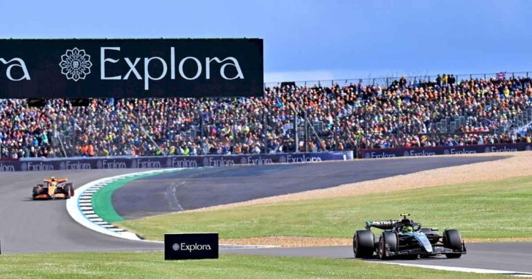 hamilton-brillo-en-silverstone:-gano-tres-casi-tres-anos-para-quedarse-con-la-mejor-carrera-de-la-temporada-y-lograr-un-record-historico-en-la-formula-1