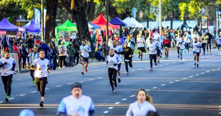 a-pesar-del-frio,-hubo-mucho-calor-y-color-en-los-9k-de-la-independencia