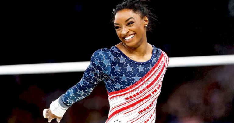 simone-biles-y-un-regreso-con-gloria-en-paris:-llego-a-su-quinto-oro-olimpico-en-la-final-por-equipos-de-la-gimnasia-artistica