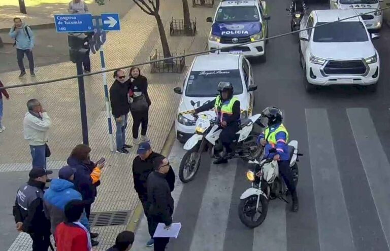 video:-un-taxista-que-estaba-mal-estacionado-le-dio-una-terrible-patada-por-la-espalda-a-un-agente-de-transito