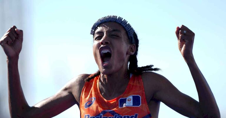 sifan-hassan-y-una-locura-que-desafio-todas-las-convenciones-del-atletismo:-del-bronce-en-los-5-mil-y-10-mil-metros-a-domar-el-«devastador»-maraton-de-paris-2024