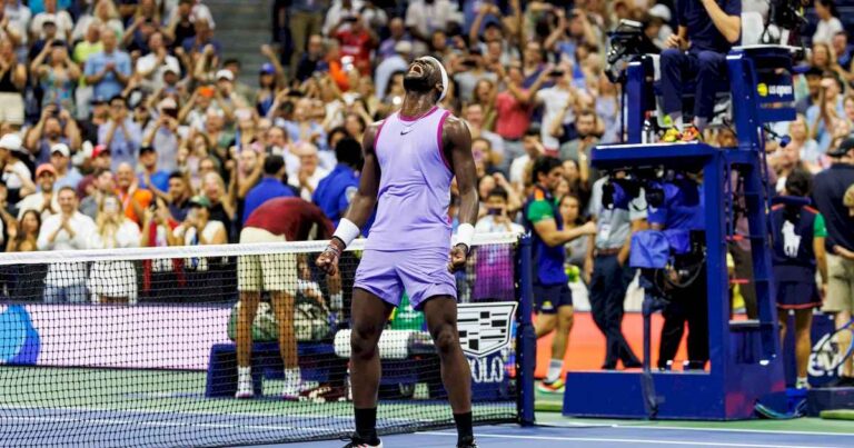 us-open:-frances-tiafoe-dejo-en-el-camino-al-verdugo-de-novak-djokovic-y-avanzo-a-cuartos-de-final