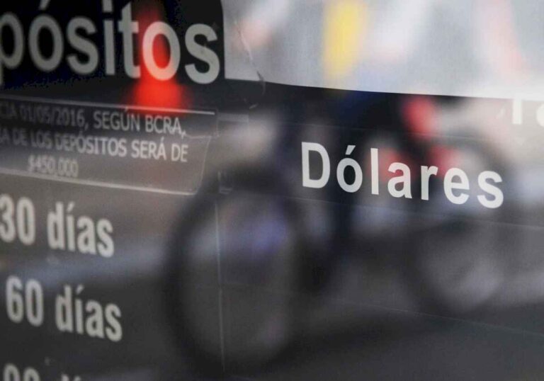 dolar:-el-gobierno-oficializo-la-baja-del-impuesto-pais-para-importadores