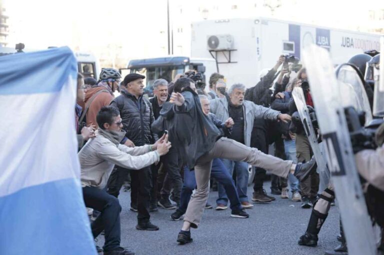 incidentes-en-el-congreso:-el-gobierno-informo-dos-detenidos,-nueve-uniformados-quemados-con-agua-caliente-y-la-ausencia-de-la-policia-de-la-ciudad