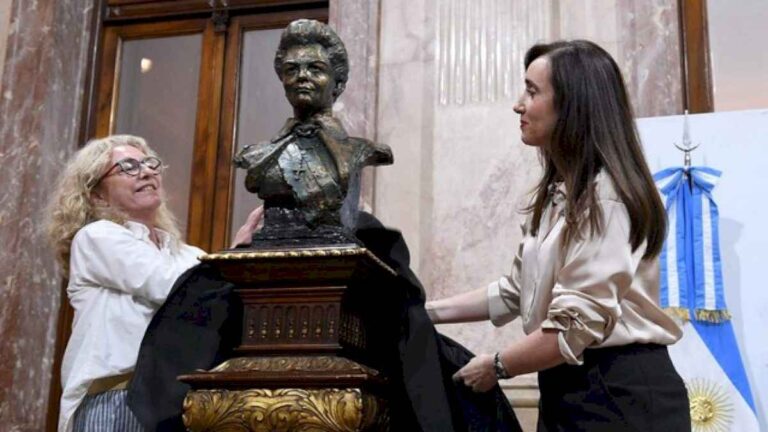 victoria-villarruel-inauguro-un-busto-y-mostro-una-foto-con-isabel-peron-para-acercarse-al-pj