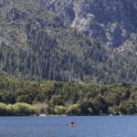 179250-puerto-patriada-un-lago-azul-y-una-playa-calma-rodeada-de-bosques-y-picos-nevados