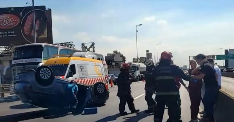 Volcó un auto en la autopista 25 de mayo: el conductor fue rescatado en helicóptero con heridas graves