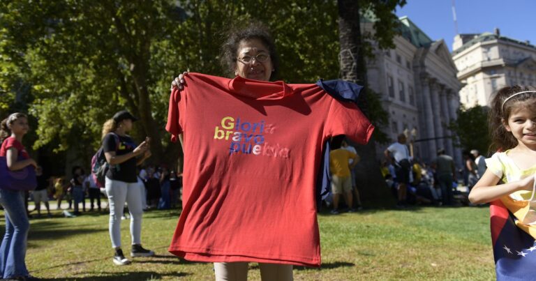 Exiliados venezolanos se movilizan en Plaza de Mayo tras el secuestro de Corina Machado