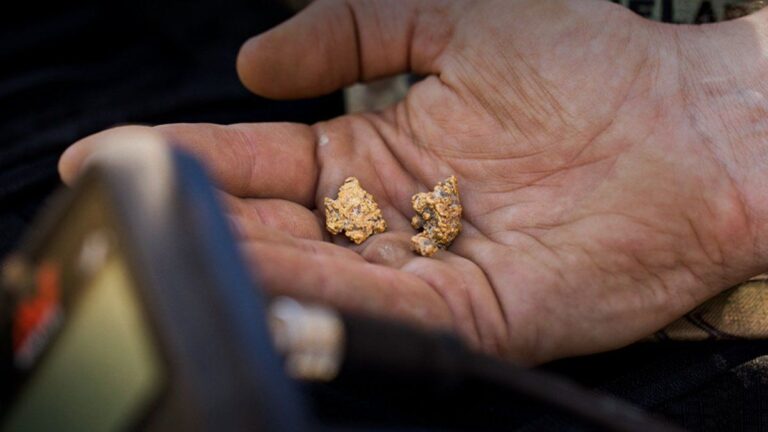 La Plata: enterró un frasco con oro en su casa, dos obreros lo descubrieron y se lo robaron