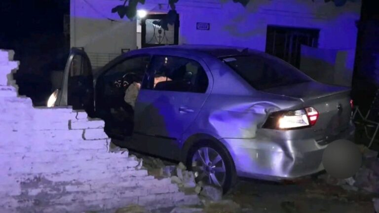 José C. Paz: un auto chocó con motochorros y se incrustó en una casa