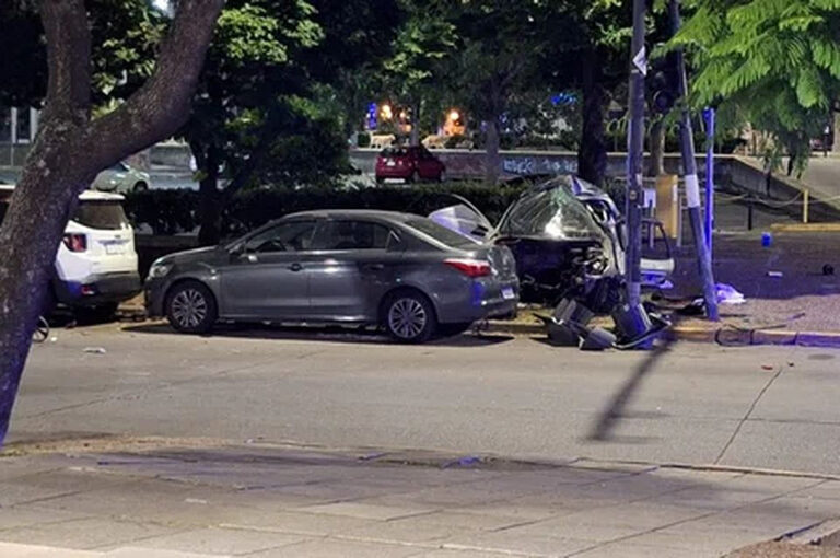 Conducía a alta velocidad, perdió el control y destrozó a una familia