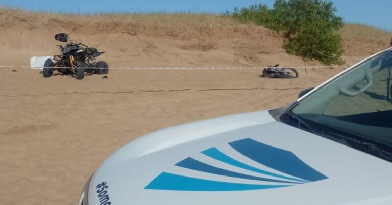 Trágico choque entre una moto y un cuatriciclo en los médanos de Villa Gesell: un muerto