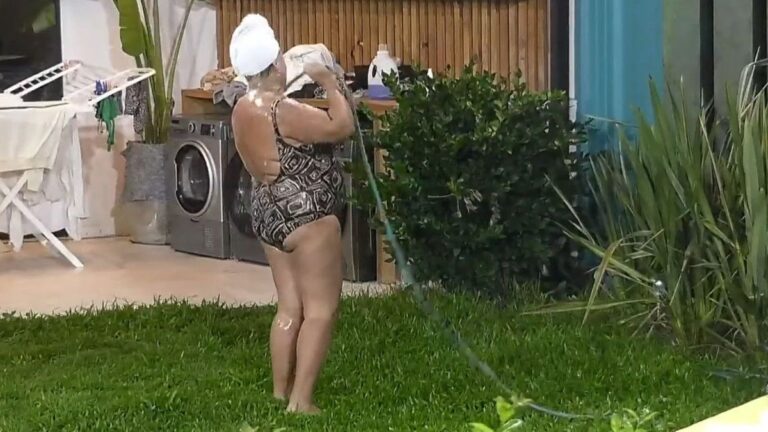 Selva de Gran Hermano se bañó a manguerazo limpio en el parque de la casa más famosa