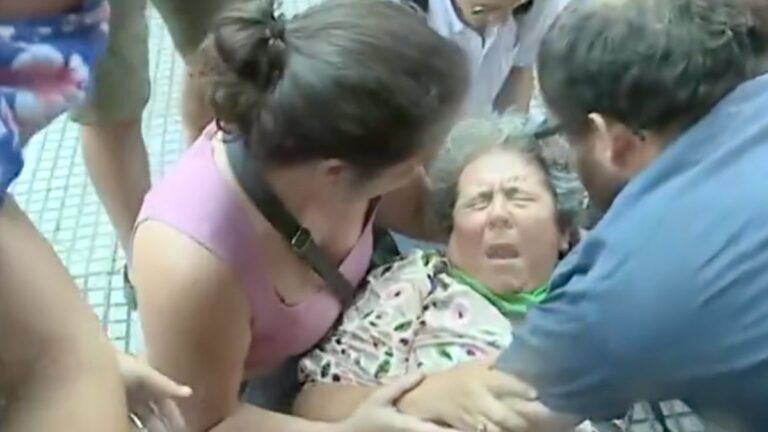 Represión policial a jubilados en el Congreso: una señora se desmayó y le seguían tirando gases