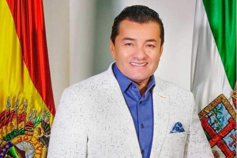 Tongo anuncia candidatura respaldado por pistoleros